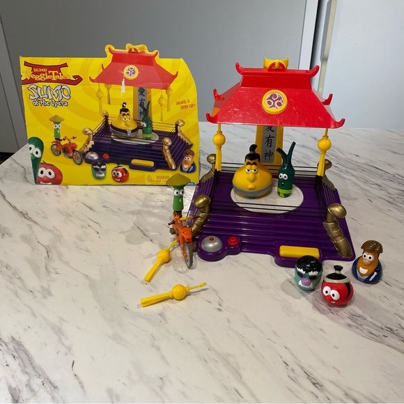 Veggie Tales Other - Vintage Veggie Tales Sumo Of The Opera play set worn figurines